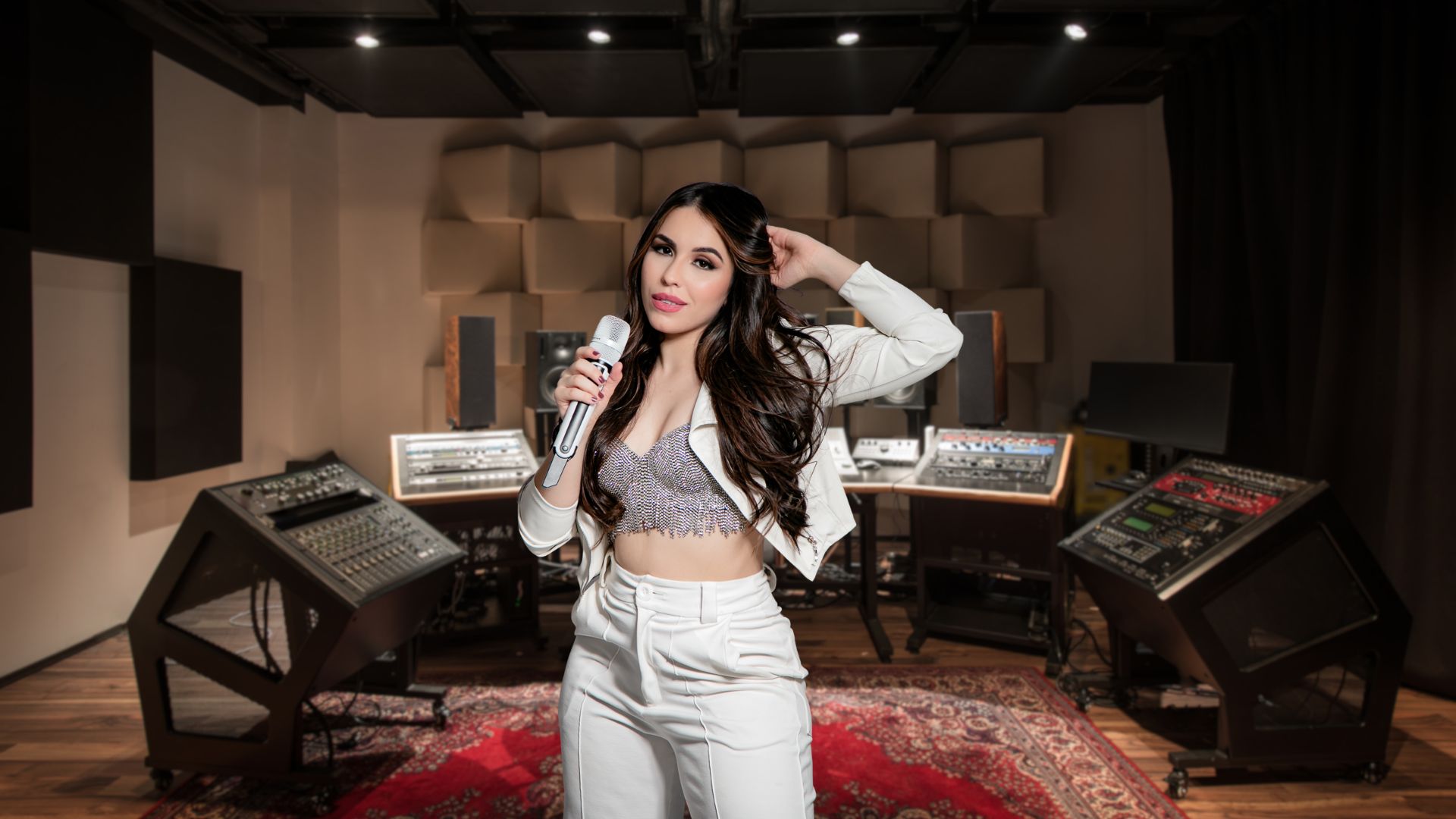 Capa do vídeo de Broken — cover